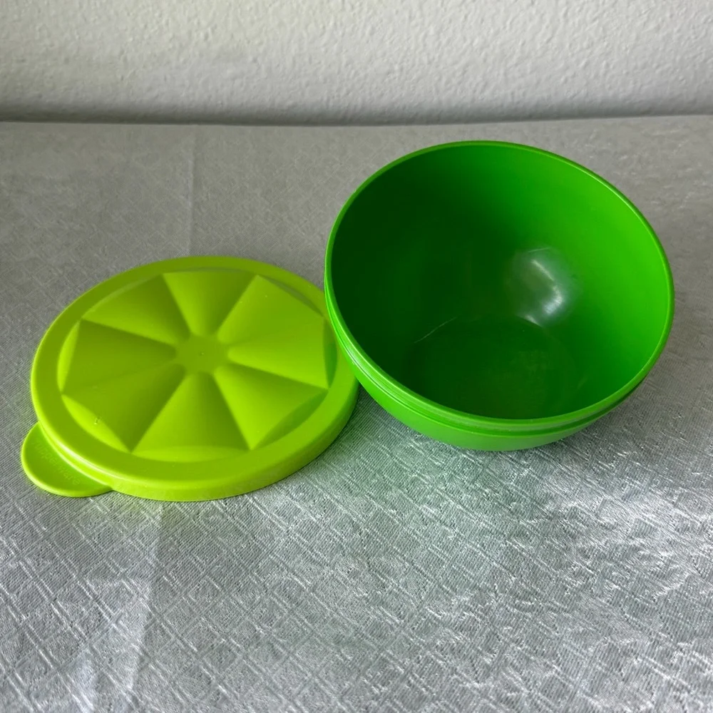 Tupperware Bright Green Citrus Prep Bowl with Squeeze Lid